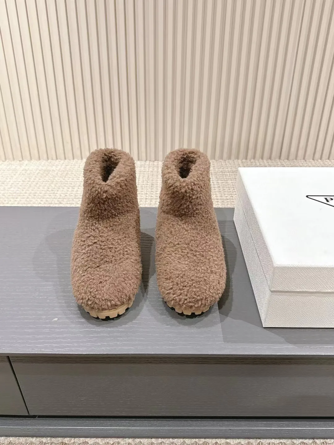 👟👟Ex-factory price 560👟👟 Prada*Prada 2024ss new autumn and winter straight snow boots wool short boots. The fashionable and elegant design presents a classic silhouette. No matter what the situation is, the home court belongs only to you!  Fabric: Customized wool Lining: Customized wool Hardware: Original hardware 1:1 molding Outsole: Original molded raw rubber outsole Code number: 35-40 (customized 40 pieces are not returnable)
